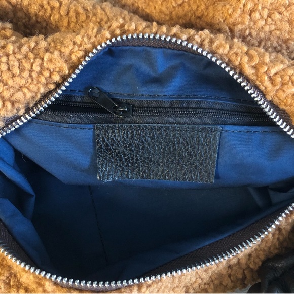 Teddy cross body bag. - Picture 6 of 7